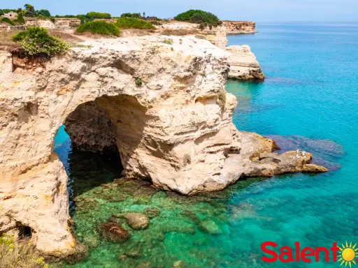 Scogliere dorate e mare cristallino, un'incantevole grotta marina. Perfetto per un Ferragosto Salento indimenticabile.