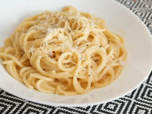 Pyszne spaghetti carbonara, idealne na szybki obiad. Ten przepis na carbonara jest prosty i szybki.