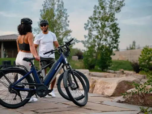 Para zwiedzająca park na nowoczesnych rowerach elektrycznych. To rower przyszłości, który ułatwia podróżowanie.