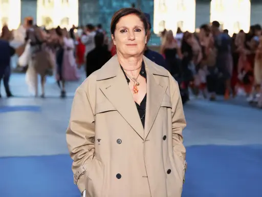 Maria Grazia Chiuri, directora creativa de Dior, posa con un elegante trench beige.