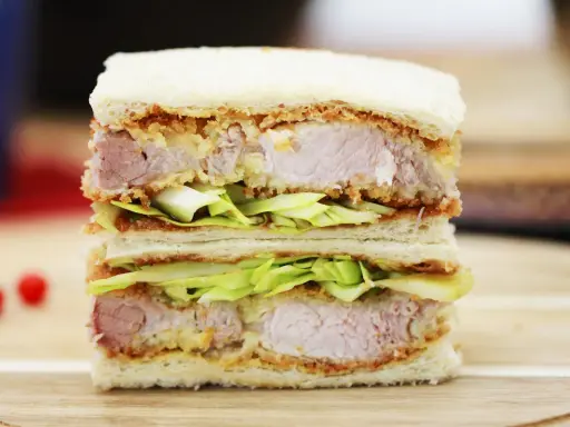 Ein saftiges Katsu Sando mit knusprigem Schnitzel, frischem Kohl und weichem Brot. Ein Genuss für jeden Feinschmecker!