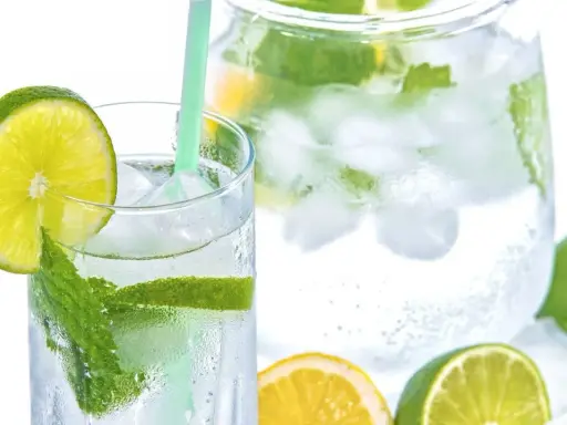 Erfrischendes Tonic Water stillen Durst mit Eis, Minze und Limette. Ein Glas und eine Karaffe voller Kühle.