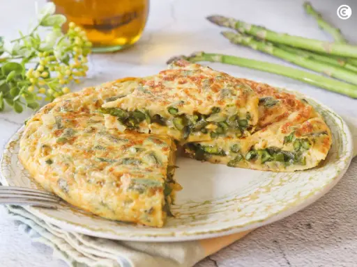 Tortilla de esparragos jugosa y dorada, con espárragos frescos y tiernos en su interior. Un plato delicioso y saludable.