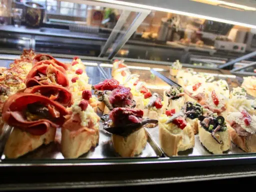 Délicieux cicchetti, tapas vénitiennes, alléchantes dans une vitrine réfrigérée.