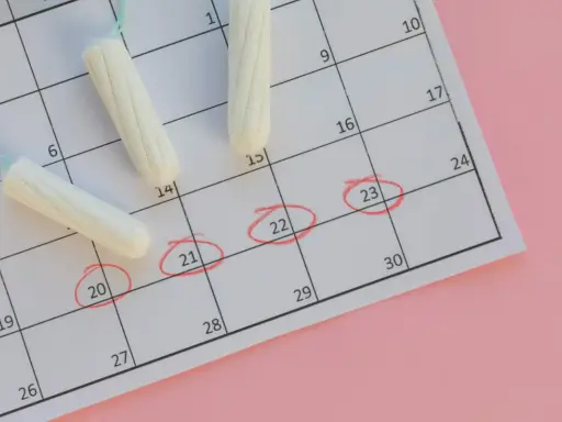 Tampones sobre calendario, marcando días. ¿Por qué me viene la regla un mes sí y otro no?