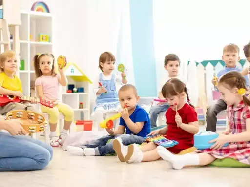 Dzieci na zajęciach muzycznych, grają na instrumentach. To wspaniała gra na poznanie się, która rozwija kreatywność i umiejętności społeczne.