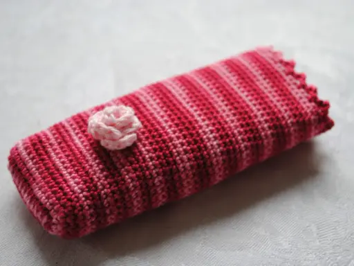 Virkat fodral i rosa nyanser med en liten virkad blomma. Kanske inspiration till vad jag ska virka härnäst?
