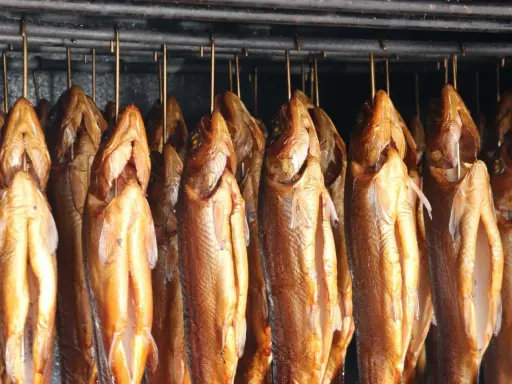Jak długo trzymać ryby w solance? Czas na perfekcję smaku!