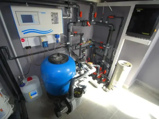 Système de filtration de piscine enterrée : pompe, filtre bleu, régulation automatique. Avis sur cette technique locale.