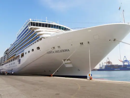Imbarco crociera Costa Deliziosa: quanto tempo prima arrivare al porto? Passeggeri si preparano a salire a bordo.