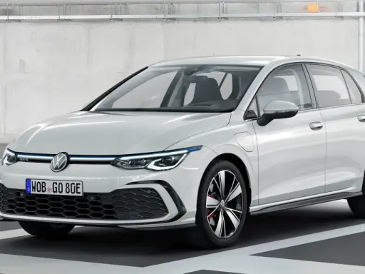 Golf 8 blanco, con detalles GTE y llantas deportivas. Sus medidas son ideales para la ciudad.