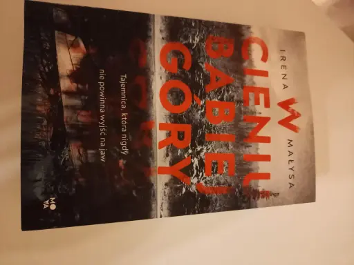 Okładka książki "W cieniu Babiej Góry" Ireny Małysy. Tajemnica, która nigdy nie powinna wyjść na jaw.