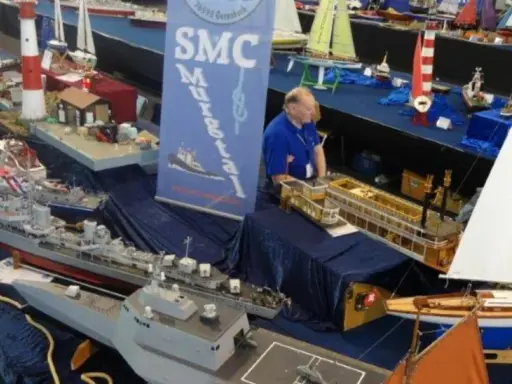 Modellbaumesse Friedrichshafen: detailreiche Schiffsmodelle, von Kriegsschiffen bis zu Segelyachten, laden zum Staunen ein. Preise sind auf Anfrage.