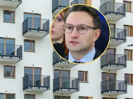 Mężczyzna w okularach przemawia na tle nowoczesnego bloku z balkonami, dyskutując o problemach najmu krótkoterminowego.