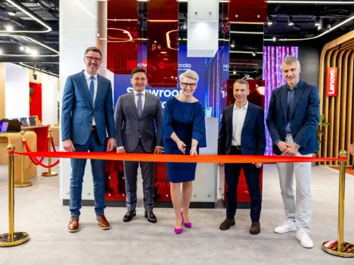 Otwarcie salonu Motorola, firmy należącej do Lenovo. Uroczyste przecięcie wstęgi przez zespół.