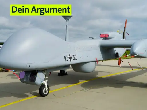 Ein graues UAS, eine Drohne, steht auf dem Flugfeld. Die Aufschrift "Dein Argument" ist über dem Flugzeug angebracht.