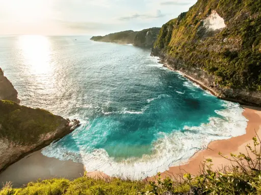Rajska zatoka z turkusową wodą i piaszczystą plażą, otoczona klifami. Idealne miejsce, by zobaczyć Bali.