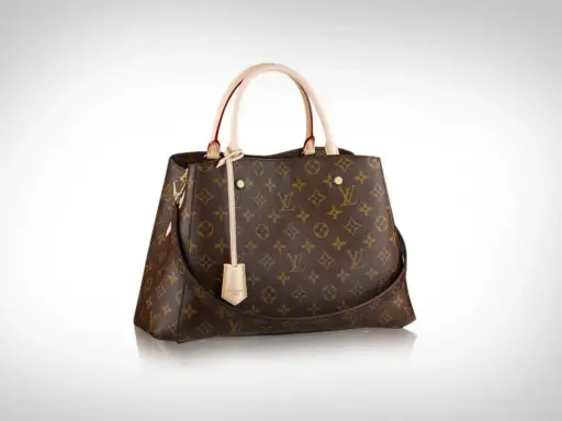 Brązowa torebka Louis Vuitton z monogramem, uchwytami i paskiem na ramię.