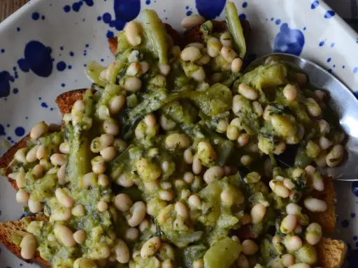 Marenna salentina: fagiolini e cicorie su pane abbrustolito, un piatto tipico pugliese.