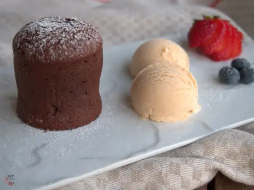 Delicioso coulant de avellana con helado cremoso, fresa y arándanos.