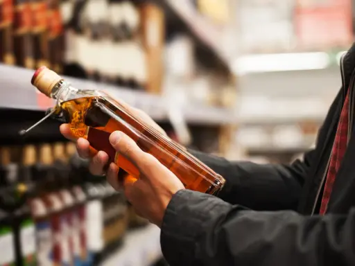 Wwóz alkoholu do Chin: Ile litrów bez cła? Poradnik 2024