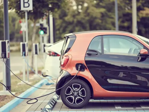 Coches eléctricos cargando en estaciones públicas. ¡Una forma genial de cargar coche eléctrico gratis!