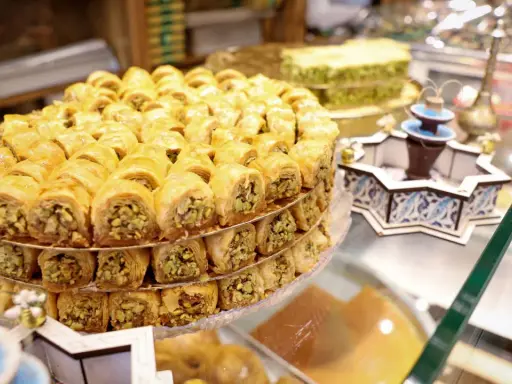 Ein Turm aus leckerer Baklava mit Pistazien, perfekt, um zum Zuckerfest zu gratulieren.