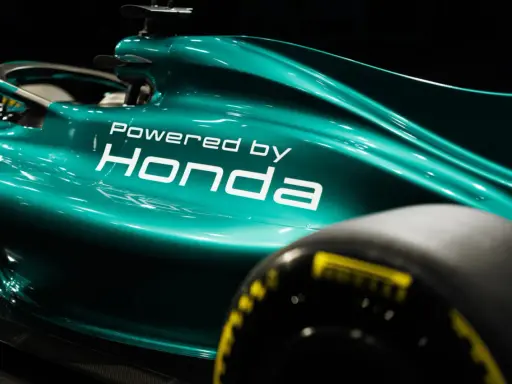 Der Aston Martin Rennwagen in Türkis trägt stolz das "Powered by Honda" Logo.