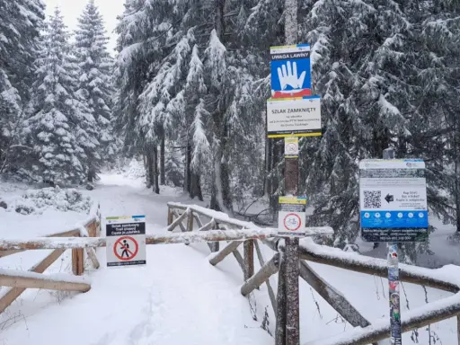 Szlaki w Karkonoszach: Sprawdź dostępność i uniknij lawin