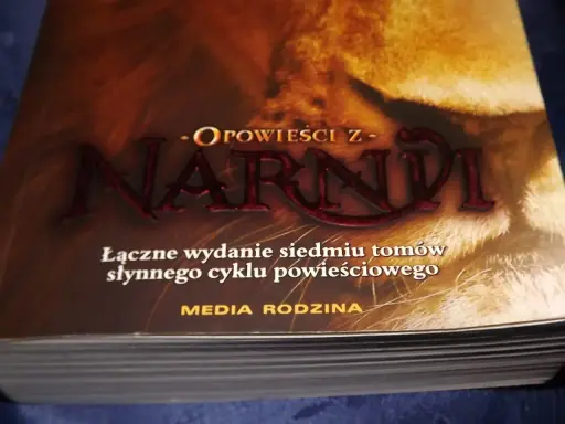 Okładka książki "Opowieści z Narnii", wydanie zbiorcze siedmiu tomów słynnego cyklu.