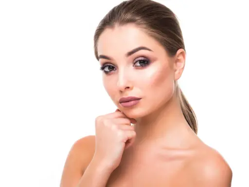 Portrait d'une jeune femme au maquillage sophistiqué, mettant en valeur ses magnifiques sourcils à la libanaise.