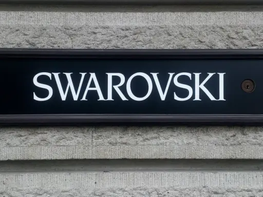 Tablica z napisem SWAROVSKI na kamiennej ścianie. Skąd pochodzi ta marka? Z Austrii, gdzie zaczęła się jej historia.