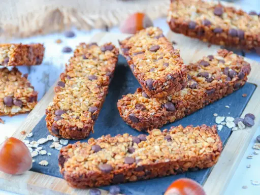 Délicieuses barres de céréales maison, parfaites pour un en-cas sain. Cette recette facile ravira petits et grands.