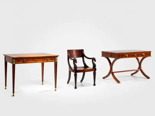 Trois meubles en bois sombre, dont deux tables fines et une chaise ornée de têtes de cygne, évoquant le style Louis XV.