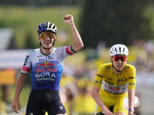Radfahrer jubelt, während ein Konkurrent im Gelben Trikot im Hintergrund zu sehen ist. Die Debatte um Pogacar Doping bleibt ein Thema.
