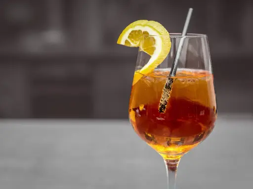 Orzeźwiający drink z Metaxą, lodem i plasterkiem cytryny. Idealny na letnie wieczory. Metaxa z czym pić? Z cytryną i lodem!