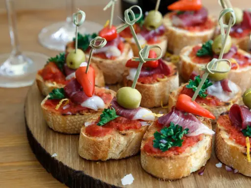 Pyszne tapas z szynką, oliwkami i papryczką, idealne do **pliska brandy z czym pić**.
