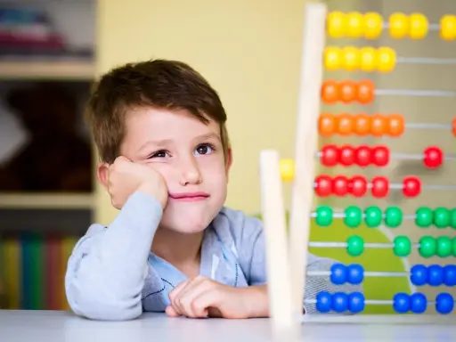 Un niño con TDAH puede llevar una vida normal, aprendiendo y jugando con su ábaco de colores.