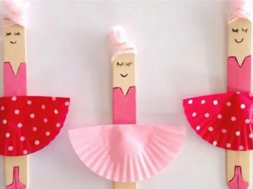 Manualidades para niños: tres bailarinas hechas con palitos de madera, papel y lana. ¡Perfectas para crear!