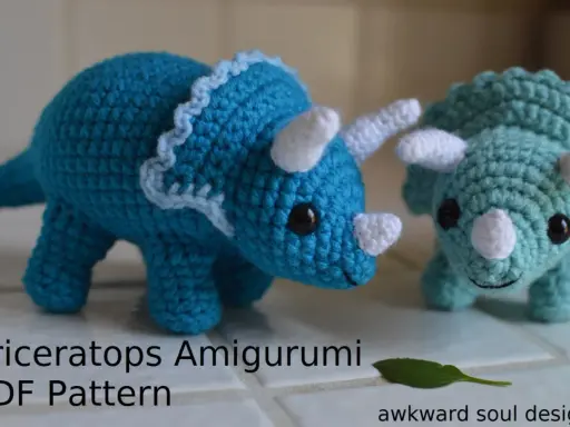 Dos adorables triceratops amigurumi, uno azul y otro verde menta, listos para tejer con este patrón gratis.