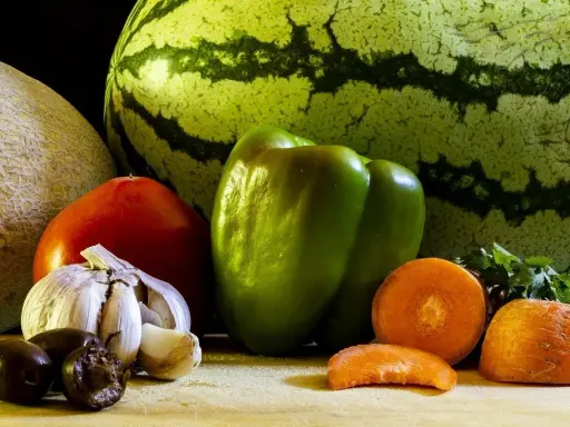 Arbuz, melon, pomidor, czosnek, oliwki, marchewki i zielona papryka. Czy papryka to owoc? To pytanie, które często zadajemy, patrząc na te warzywa i owoce.