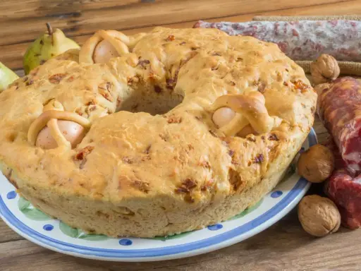 Torta pasqualina con uova e salumi, un classico dei piatti pasquali.