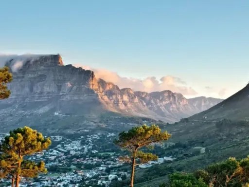 Vacker solnedgång över Kapstaden med Taffelberget och Lejonhuvud. En påminnelse om hopp och framtid, som ett vaccin i Sydafrika.