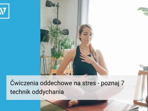 Kobieta w pozycji medytacyjnej, z dłońmi na klatce piersiowej, praktykuje ćwiczenia oddechowe na stres.