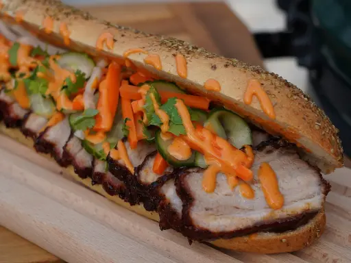 Ein köstliches Banh Mi Rezept: knuspriges Baguette gefüllt mit saftigem Schweinefleisch, knackigem Gemüse und cremiger Sauce.