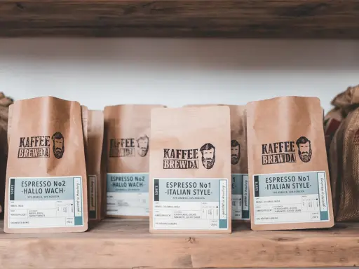 Kaffee-Tüten mit der Aufschrift "Espresso No1 - Italian Style" und "Espresso No2 - Hallo Wach". Perfekt für deinen Espresso Macchiato!