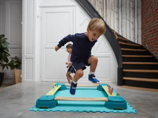 Bambini di 4 anni si divertono con la psicomotricità, saltando su un percorso a ostacoli colorato.