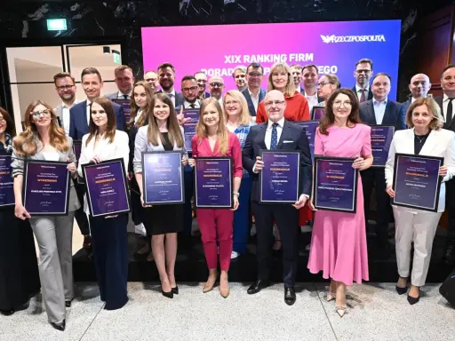 Grupa osób odbiera dyplomy na tle ekranu z napisem "XIX Ranking Firm Doradztwa Podatkowego".