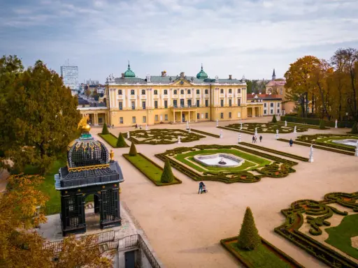 Pałac Branickich w Białymstoku, z barokowymi ogrodami i fontannami, to idealne miejsce, co zobaczyć w Białymstoku.