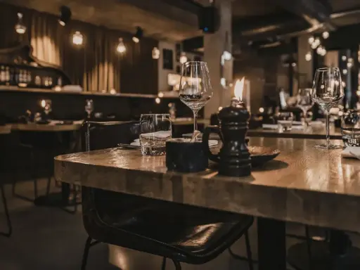 Mysig italiensk restaurang i Stockholm med tända ljus och dukade bord.
